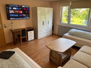 a living room with a couch and a table at CityLoft Kassel 3 - Zentrale Unterkunft für Gruppen bis 6 Personen - Balkon - Netflix - Parkplatz in Kassel