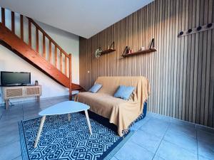 Μια τηλεόραση ή/και κέντρο ψυχαγωγίας στο Maison de vacances avec piscines
