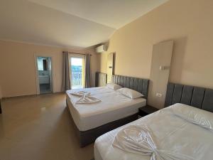 Postel nebo postele na pokoji v ubytování Hotel Restorant Halal Il Tramonto.