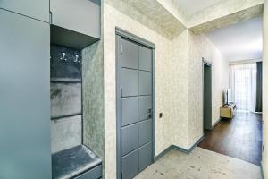 un couloir avec une porte et une pièce avec un couloir dans l'établissement Panorama Residence Sea View Apartment by Baku Housing, à Baku 30 autres photos