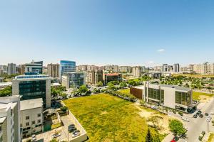 une vue aérienne d'une ville avec de grands immeubles dans l'établissement Panorama Residence Sea View Apartment by Baku Housing, à Baku