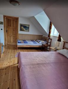 Postel nebo postele na pokoji v ubytování Renovovaná chalupa v Podještědí