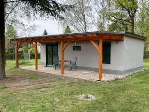 a pavilion with a picnic table in a park at Neuer Bungalow in Motzen bei Berlin nur 300 m vom See und Strandbad entfernt in Mittenwalde