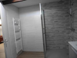 Ένα μπάνιο στο Appartement dans maison en pierre proche sortie autoroute A6