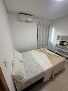 ein kleines Schlafzimmer mit einem Bett und einem Fenster in der Unterkunft Bangalô monte castelo in Sairé