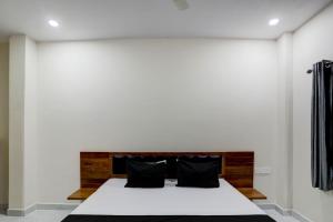 Postel nebo postele na pokoji v ubytování Hotel O Vaidehi