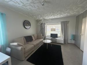 a living room with a couch and a table at "Nitton" loistava sijainti Tammisaaren keskustassa in Ekenäs