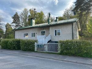 a house on the side of a street at "Nitton" loistava sijainti Tammisaaren keskustassa in Ekenäs