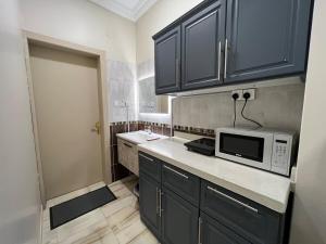 Dapur atau dapur kecil di سويت هوم بغرفة نوم ودخول ذاتي