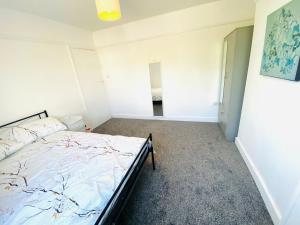 Postel nebo postele na pokoji v ubytování Cozy 3BD Retreat in London + 9 fotografií