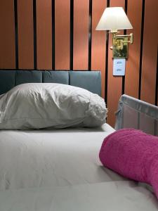 En eller flere senge i et værelse på Adorável Tiny house 5, ar, cozinha completa, wifi e tv smart