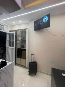 Et tv og/eller underholdning på Adorável Tiny house 5, ar, cozinha completa, wifi e tv smart + 37 billeder