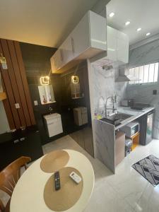 Køkken eller tekøkken på Adorável Tiny house 5, ar, cozinha completa, wifi e tv smart