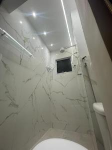 Et badeværelse på Adorável Tiny house 5, ar, cozinha completa, wifi e tv smart