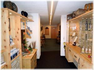 una habitación con estanterías de madera y una habitación con farmacia en Gästehaus Edelweiss, en Sautens