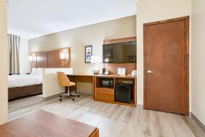 Comfort Inn & Suites Montgomery East Carmichael Rd的厨房或小厨房