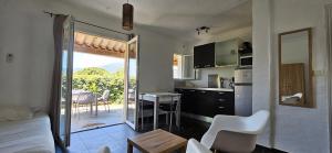 Η κουζίνα ή μικρή κουζίνα στο Studio Dolce & Vita A1 avec piscine et terrasse