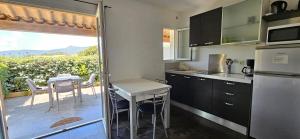 Η κουζίνα ή μικρή κουζίνα στο Studio Dolce & Vita A1 avec piscine et terrasse