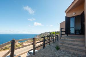 una casa con balcón con vista al mar en Elicriso, en Costa Paradiso 14 fotos más