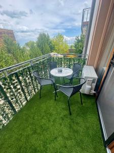 balcone con tavolo e sedie sull'erba di Silver Marina Apartment-Őrzött mélygarázs a Balatonfüred