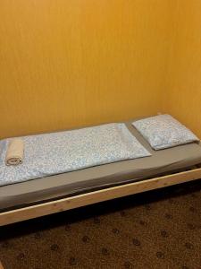 un letto con due cuscini accanto a un muro di Silver Marina Apartment-Őrzött mélygarázs a Balatonfüred