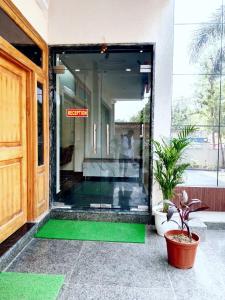 Hotel Dev Shri Residency ! near Prem mandir & ISCKON ! Fully AC rooms ! Café & Banquet, Free parking & Lift availability的门面或入口