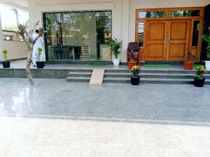 入住Hotel Dev Shri Residency ! near Prem mandir & ISCKON ! Fully AC rooms ! Café & Banquet, Free parking & Lift availability的客人