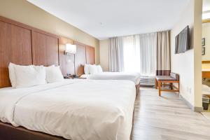 Comfort Inn & Suites Montgomery East Carmichael Rd客房内的一张或多张床位