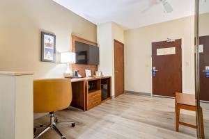 Comfort Inn & Suites Montgomery East Carmichael Rd的电视和/或娱乐中心