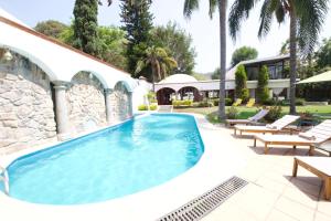 Bazén v ubytování Hotel Mythos nebo v jeho okolí