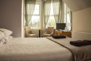 A bed or beds in a room at Park Inn Hotel Folkestone 