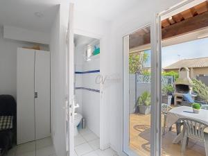 a room with a door leading to a patio at Maison "Havre de Paix" dans résidence avec piscine in Vias +19 photos