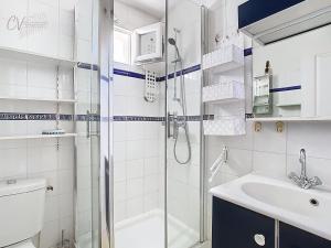 a bathroom with a shower and a toilet and a sink at Maison "Havre de Paix" dans résidence avec piscine in Vias