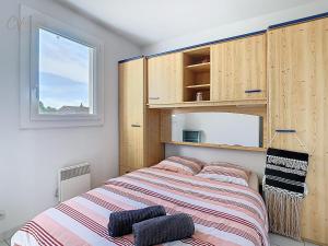 a bedroom with a bed and a window at Maison "Havre de Paix" dans résidence avec piscine in Vias
