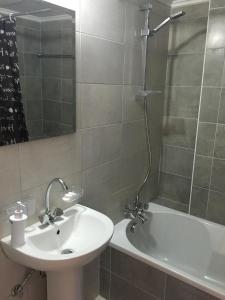 Un baño con lavabo, ducha y bañera. en Alex Beach Apartment 51, en Lárnaca 59 fotos más
