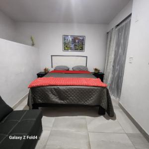 ein Schlafzimmer mit einem Bett und einer Couch darin in der Unterkunft Casa Linda Vista 2 in Cedro