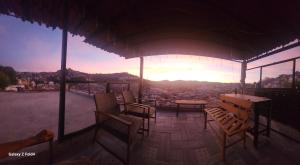 ein Balkon mit Stühlen und Blick auf die Stadt in der Unterkunft Casa Linda Vista 2 in Cedro