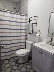 ein Badezimmer mit Toilette, Waschbecken und Dusche in der Unterkunft Casa Linda Vista 2 in Cedro