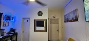 TV a/nebo společenská místnost v ubytování COOL PLACE" AT RAMAT GAN" - חדרים delux - לובי עם כורסת עיסוי מקצועית יוקרתית, חינם - רחבת חניית רכבים בסמוך, חינם - קרוב למכללת ר"ג - בי"ח "שיבא" תל השומר - אונ' "בר אילן" + 34 fotografií