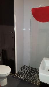 ロザスにあるGlobal Immo 1035 Sol Levanteのバスルーム(トイレ、洗面台付)
