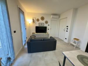 a living room with a blue couch and a tv at Salix Aurea in San Martino Siccomario