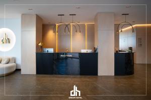 Vstupní hala nebo recepce v ubytování DREAM HOTEL SARANDA + 37 fotografií