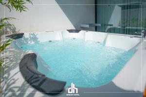 Bazén v ubytování DREAM HOTEL SARANDA nebo v jeho okolí