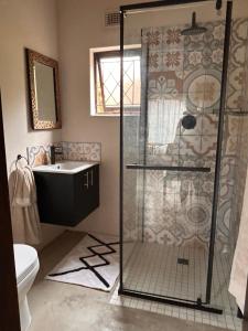 un bagno con doccia e lavandino di Clansthal Bush Cottage a Clausthal