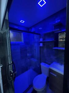 un bagno blu con un water e un lavandino di cozy Loft 6, air conditioning, WI-FI, TV, kitchen a Nova Iguaçu