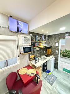 una cucina con sedia rossa e tavolo rosso di cozy Loft 6, air conditioning, WI-FI, TV, kitchen a Nova Iguaçu Altre 38 foto