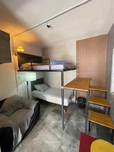 Camera piccola con 2 letti a castello e scrivania. di cozy Loft 6, air conditioning, WI-FI, TV, kitchen a Nova Iguaçu