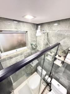 un bagno con doccia, WC e finestra di cozy Loft 6, air conditioning, WI-FI, TV, kitchen a Nova Iguaçu