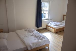 Postel nebo postele na pokoji v ubytování Bujtinat e lugines valbone