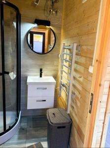 un baño con lavabo y espejo en Ośrodek Wczasowy Amelia, en Jarosławiec